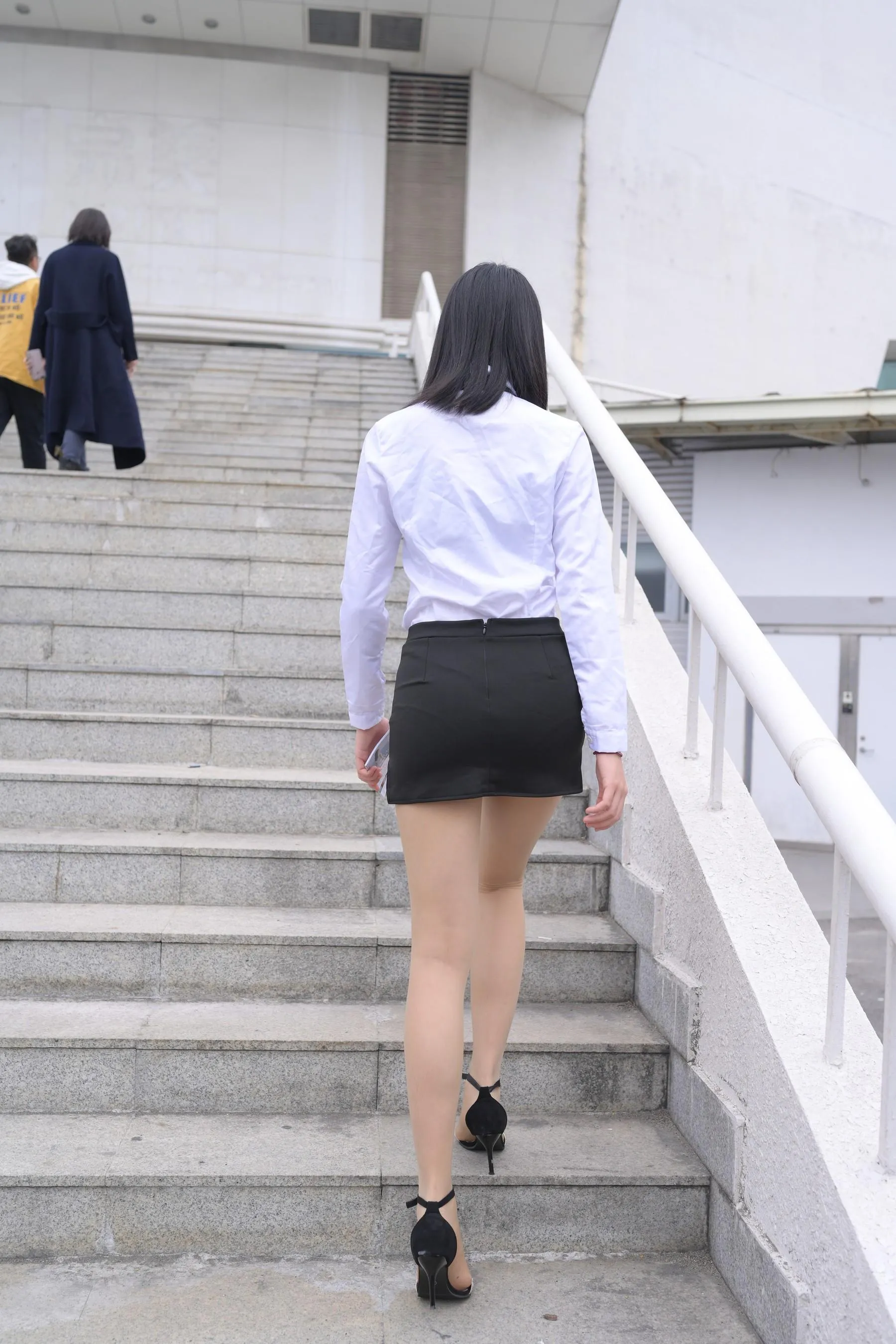 [魔镜街拍] NO.084 程生街拍-商城推销美女长腿肉丝制服 [456P]插图2